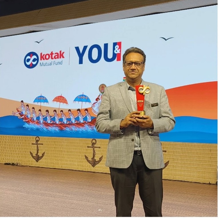 Samrendra Tibarewalla with the You & I Excellence Award at the Kotak Mutual Fund ceremony